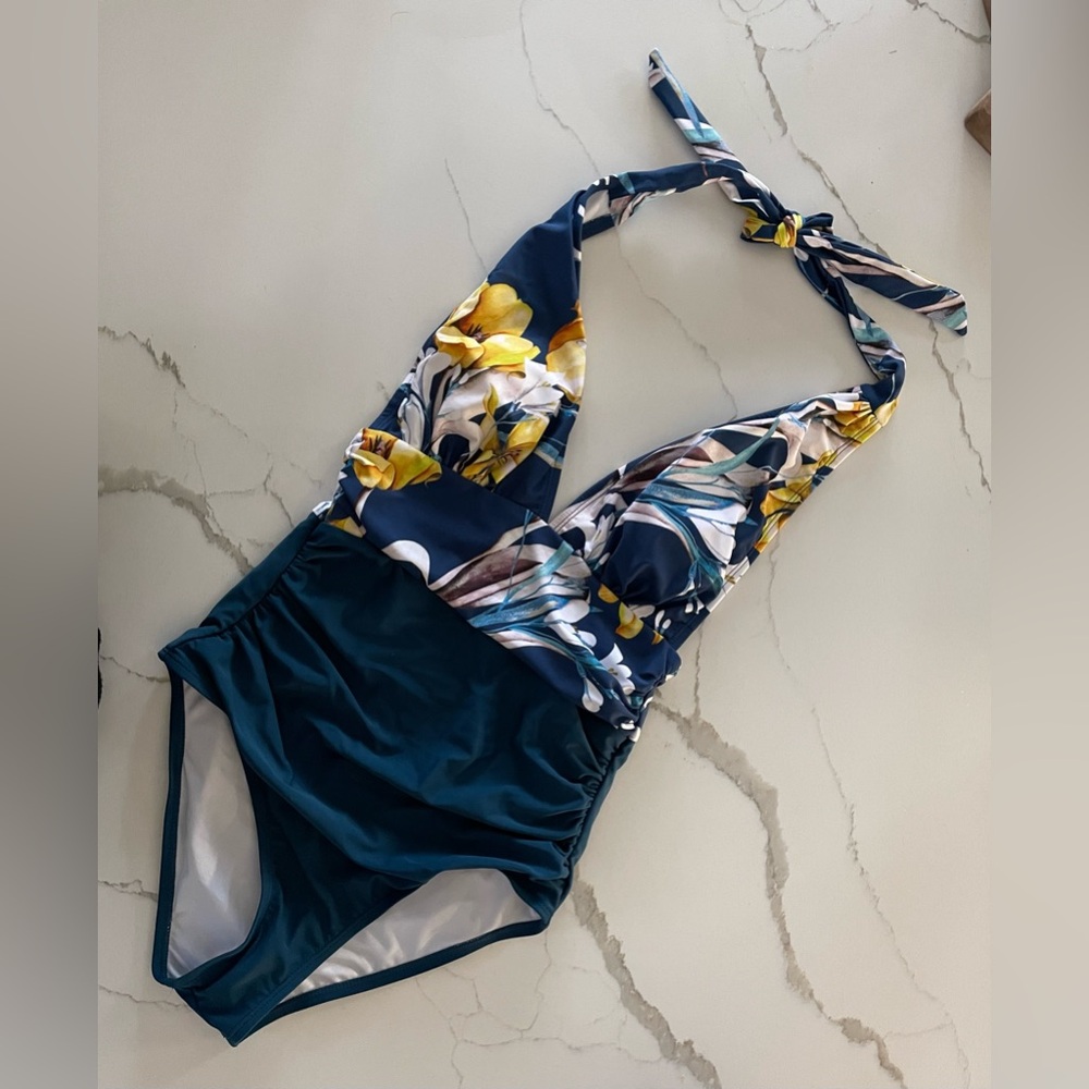 NWTs CUPSHE one piece bathing suit